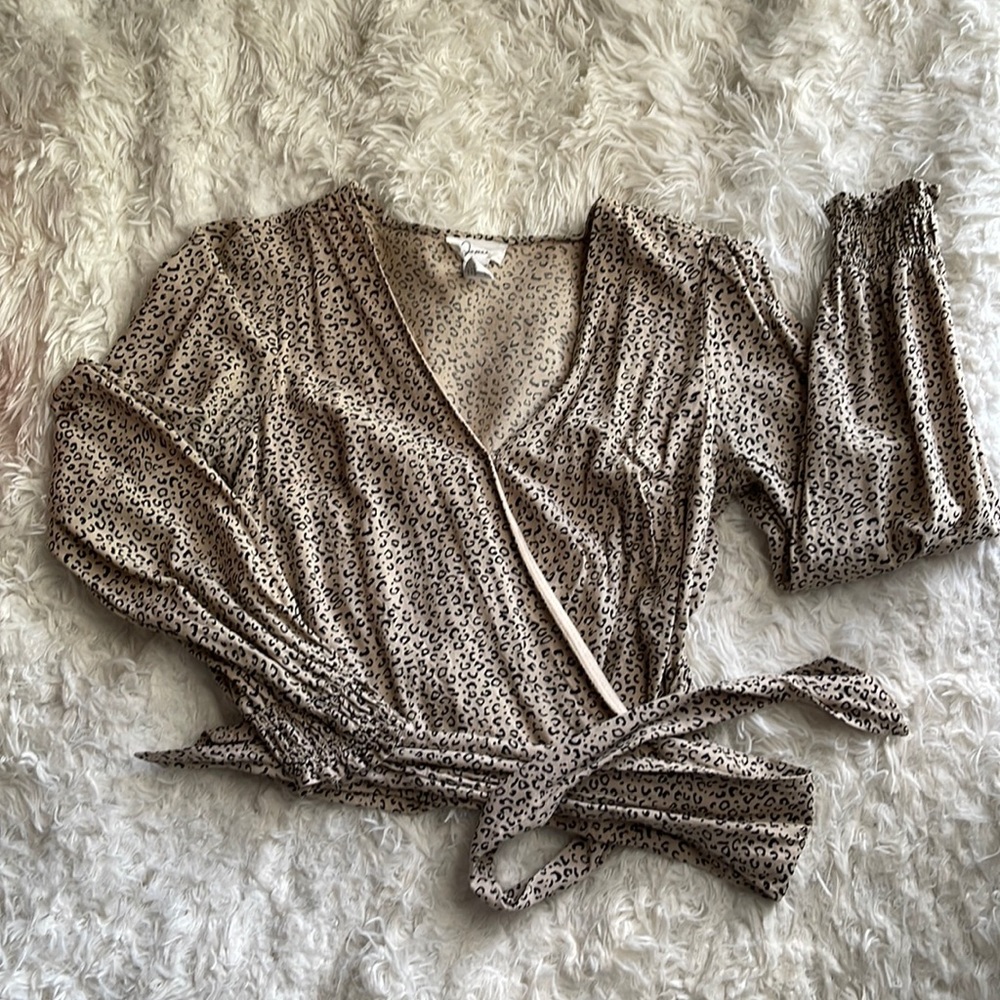 This is a cute long sleeve tan cheetah print top!